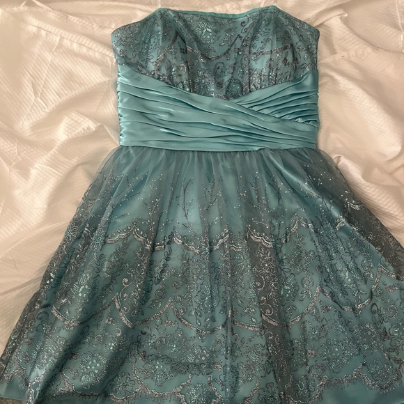 Morgan & Co Juniors SIZE 7/8 strapless FORMAL Dress - Picture 2 of 10